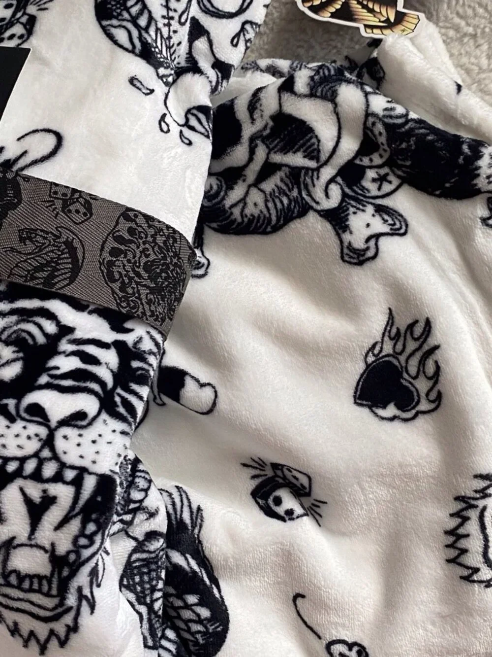 Ed Hardy Tattoo Printed Plush Oversized Throw Blanket Tiger Skull Dice White NEW
